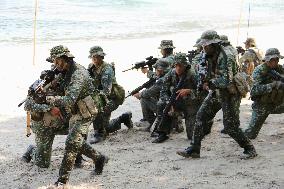 Philippine, U.S. troops conduct joint landing drill