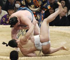 Hakuho remains unbeaten at spring sumo tournament
