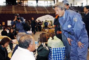 (2)Koizumi visits quake-hit Genkai Island