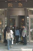 (2)Revolving door accident prompts concerns about safety