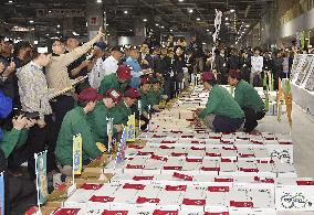 Hokkaido melons fetch record 3 million yen at season's 1st auction
