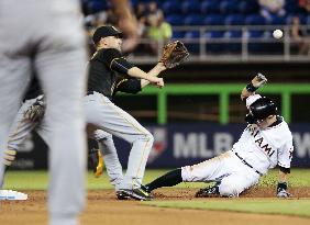 Ichiro marks 700th stolen base of career