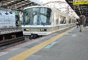 Man arrested for allegedly pushing woman off station platform