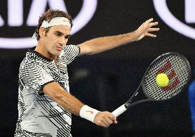 Federer advances to Australian Open semifinal