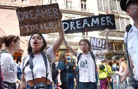 Trump to end Obama program protecting young immigrants
