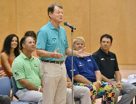 Golfers visit Abe ahead of 1st PGA-sanctioned tournament in Japan