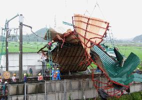 (2)Typhoon Dianmu disrupts air, land, sea travel