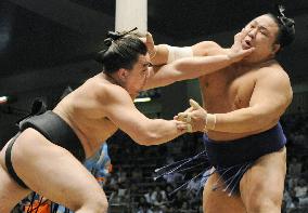 Hakuho, Ama share lead at Nagoya basho