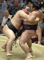 Asashoryu stampedes to 5th win at Nagoya sumo tourney