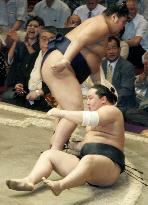 Asashoryu handed 1st defeat at autumn sumo