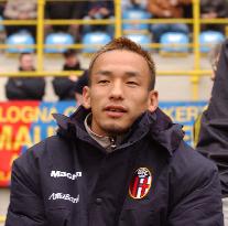 Nakata misses Bologna debut with bad back