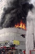 (1)Explosion after man takes 8 hostage in Nagoya