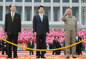 Roh arrives in Pyongyang and greeted by Kim Jong Il