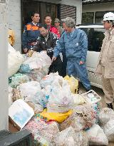 Koizumi visits typhoon-devastated area in Hyogo Pref.