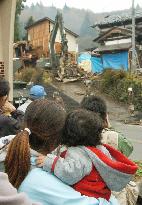 (2)GSDF starts removing collapsed houses blocking roads in Niiga