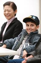 (1)Iraqi boy visits Japan again for eye treatment