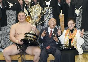 Hakuho finishes perfect at New Year sumo tournament