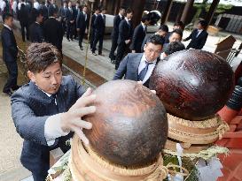 Matsuzaka touches lucky ball at Fukuoka shrine