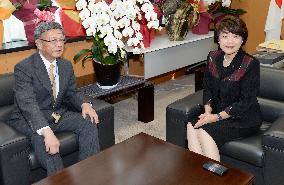 Okinawa Gov. meets with minister in charge of Okinawa issues