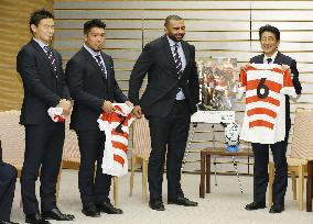 Japan's rugby team pays courtesy call on PM Abe