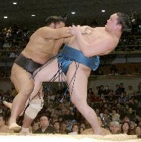 Hakuho beaten on opening day of spring sumo