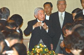 (2)Emperor greets well-wishers at palace on 70th birthday