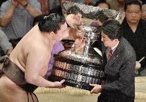 Hakuho wraps up summer sumo tournament in style with 15th win