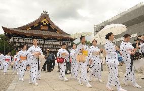 Geisha pray for improved performances, health