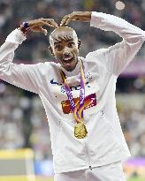 Farah wins men's 10,000-meter