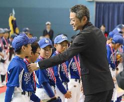 Ichiro encourages baseball kids