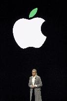 Apple's retail chief Ahrendts to step down