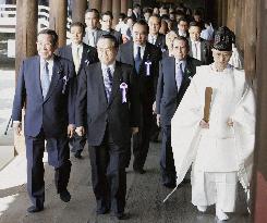 Japanese politicians visit Yasukuni to pay respects to war dead