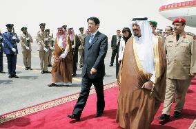 Abe arrives in Saudi Arabia, 1st stop in 5-nation Mideast trip