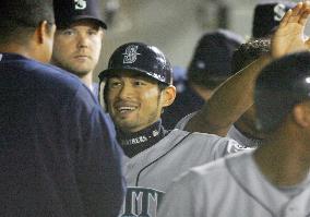 Suzuki gets 100th run as Seattle crush White Sox