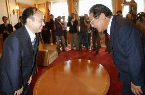 (2)Softbank to bid for Fukuoka Daiei Hawks baseball club