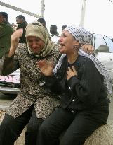 (2)People in Gaza mourn Arafat's death