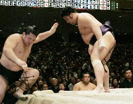 Tochiozan wins against Koryu, retaining tie for lead