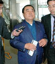 (2) LDP, Komeito secretaries general leave for Iraq to check sec