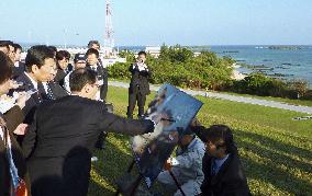 Chief Cabinet secretary visits Okinawa