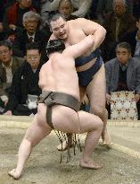 Hakuho finishes perfect at New Year sumo tournament