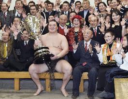 Hakuho finishes perfect at New Year sumo tournament