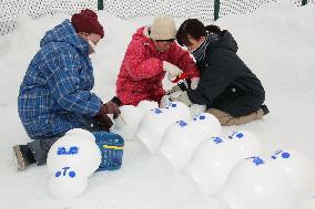 Hokkaido town residents sell snowmen to tourists