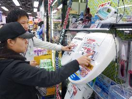 Chinese tourist learns how to use electronic toilet seat in Tokyo