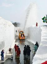 "Snow corridor" completed in Aomori