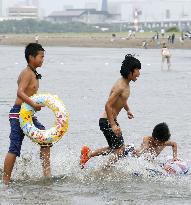 Swimming beach opens in Tokyo after decades of restriction