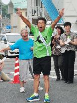 Comedian Kanpei runs relay to encourage quake victims