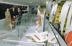 Prince Akishino, Princess Kiko look JAL jumbo accident exhibit