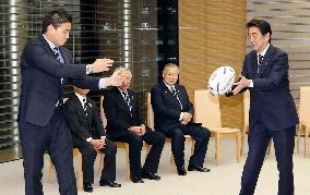 Abe meets with rugby players