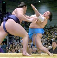 Hakuho wins to mark 6-1 at spring sumo