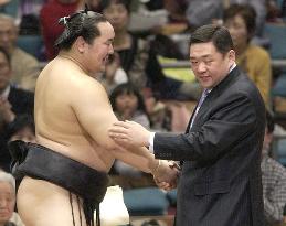 Asashoryu captures 1st title of year at spring sumo tournament